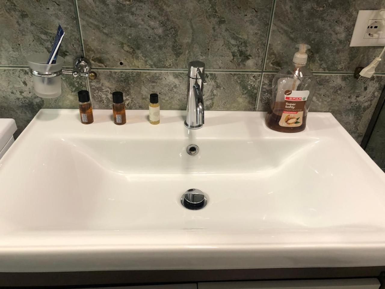 Comfort Apartment In City Center Tirana Buitenkant foto